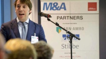 Oplettende gezichten bij de pre-pack party van Stibbe