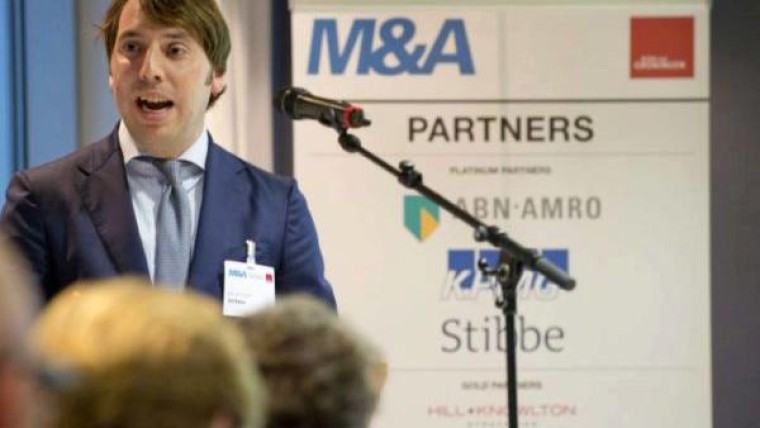 Oplettende gezichten bij de pre-pack party van Stibbe