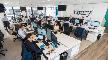 Ebury pompt acht ton in LoopingOne