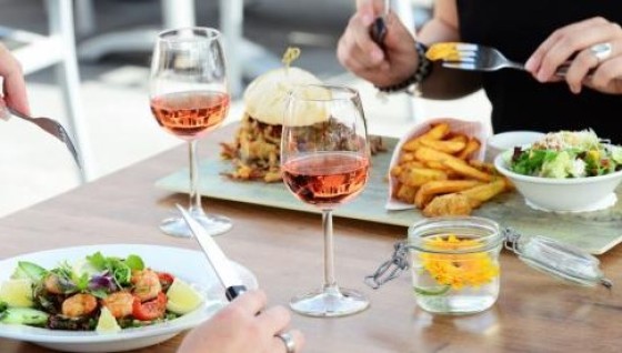 Restaurant-beoordelaar IENS hengelt Nederlandse concurrent Couverts binnen