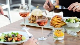 Restaurant-beoordelaar IENS hengelt Nederlandse concurrent Couverts binnen