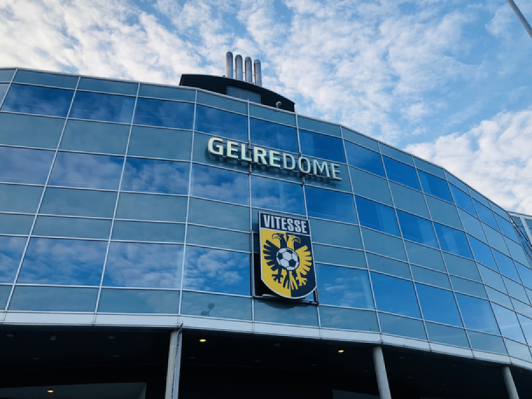 Voetbalclub Vitesse bungelt weer als vanouds